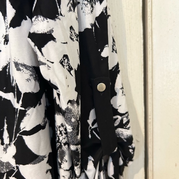 NWOT Cocomo Black & White Floral Hi/Lo Top - Picture 5 of 6